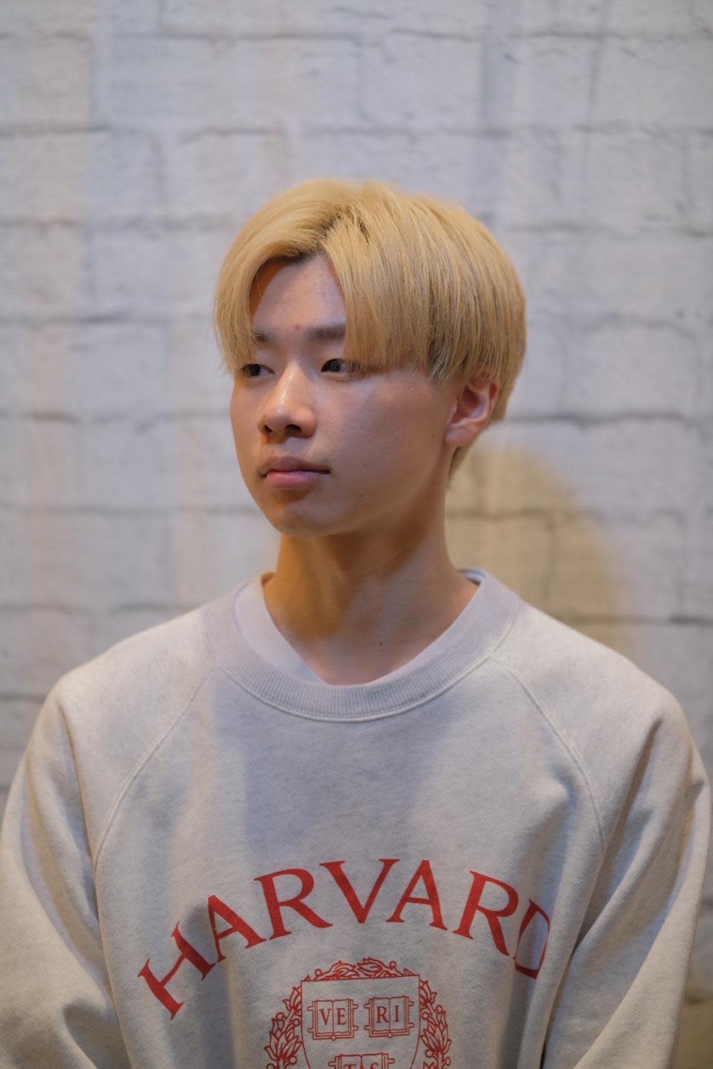 グレイスフルバーバー プラチナム【グレイスフルバーバー プラチナム】のスタイル紹介。ツーブロックナチュラルセンターパート