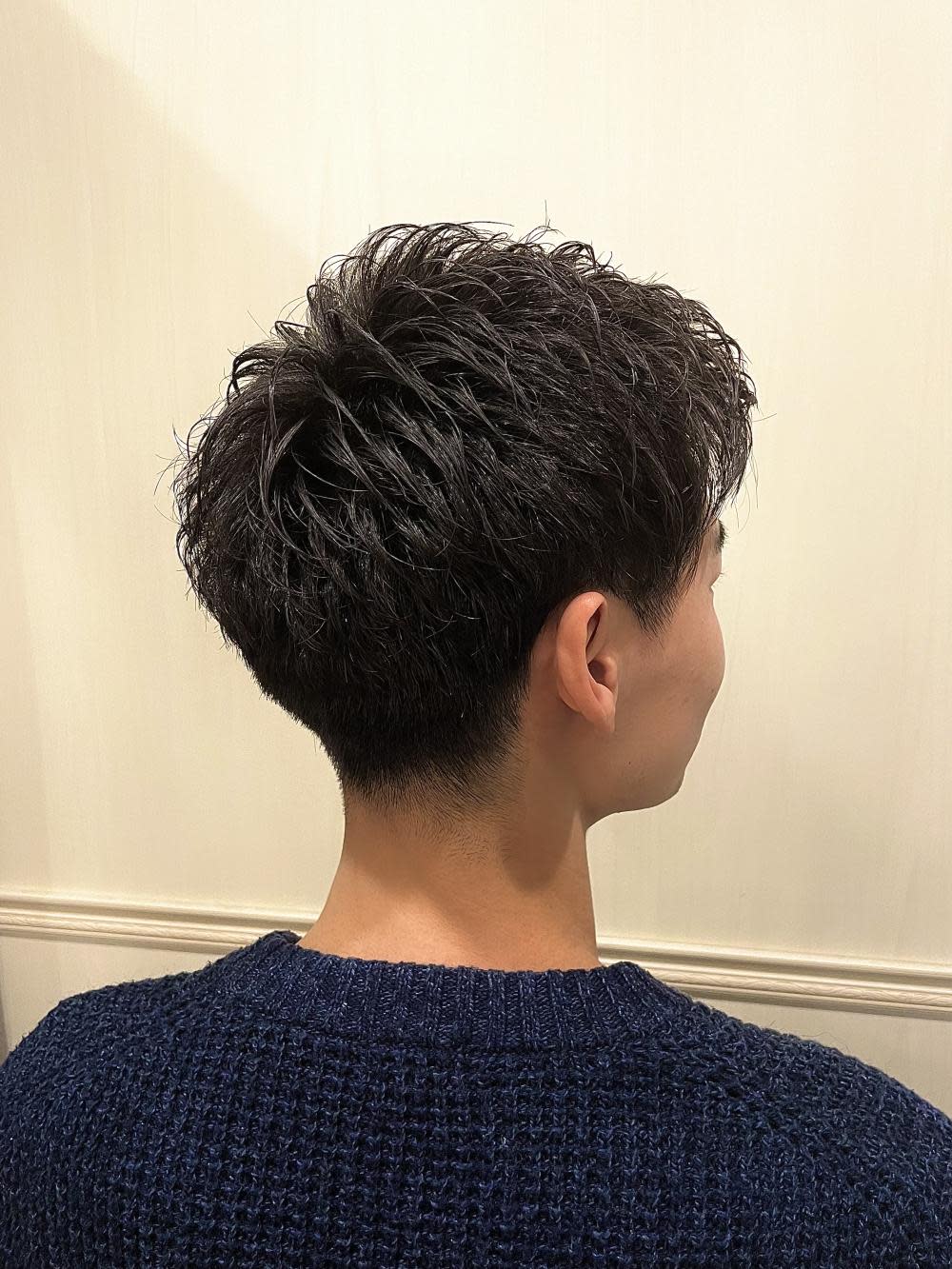 グレイスフルバーバー プラチナム【グレイスフルバーバー プラチナム】のスタイル紹介。ツーブロックアイロンパーマ束感アップバングショート