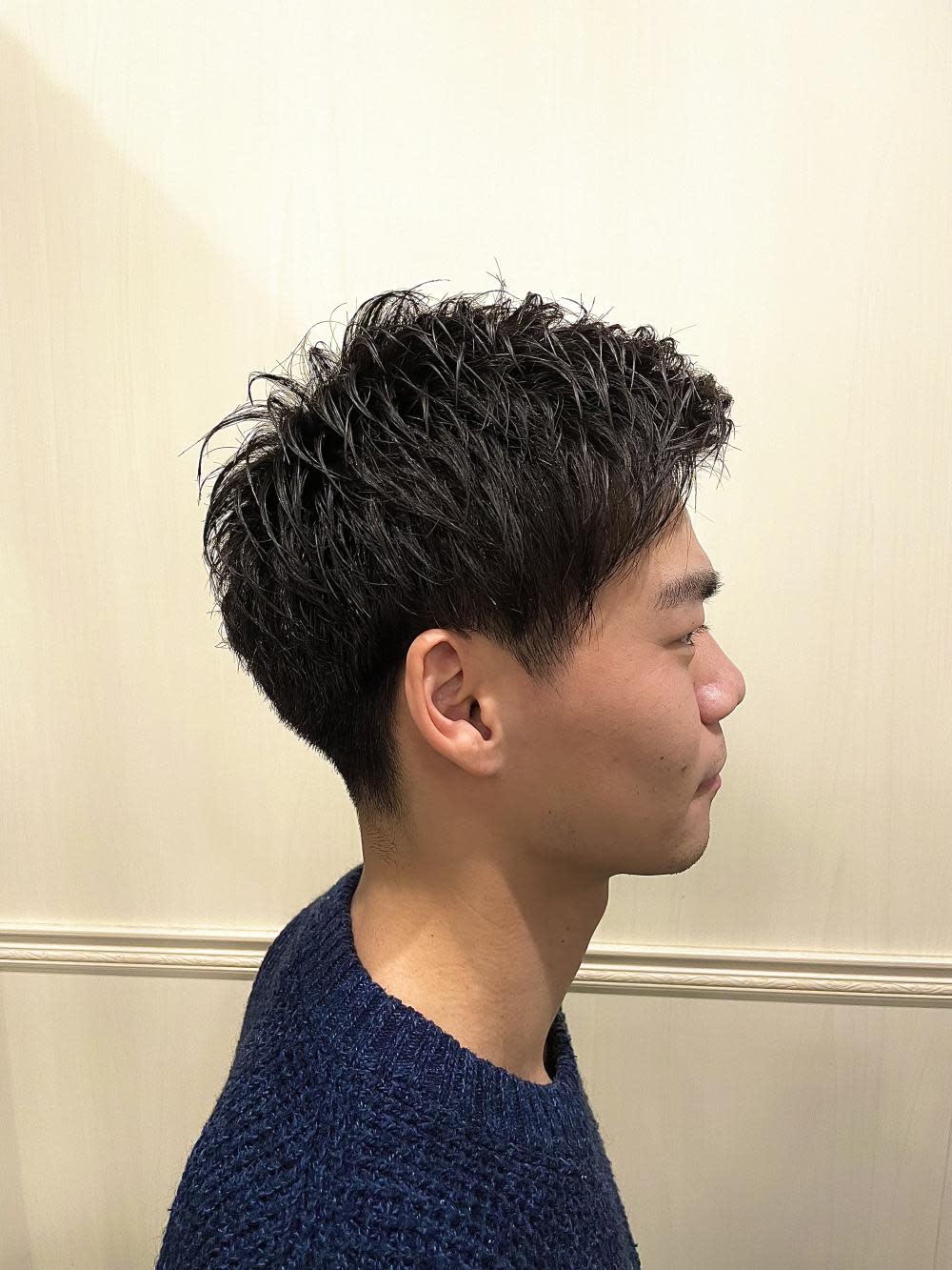 グレイスフルバーバー プラチナム【グレイスフルバーバー プラチナム】のスタイル紹介。ツーブロックアイロンパーマ束感アップバングショート