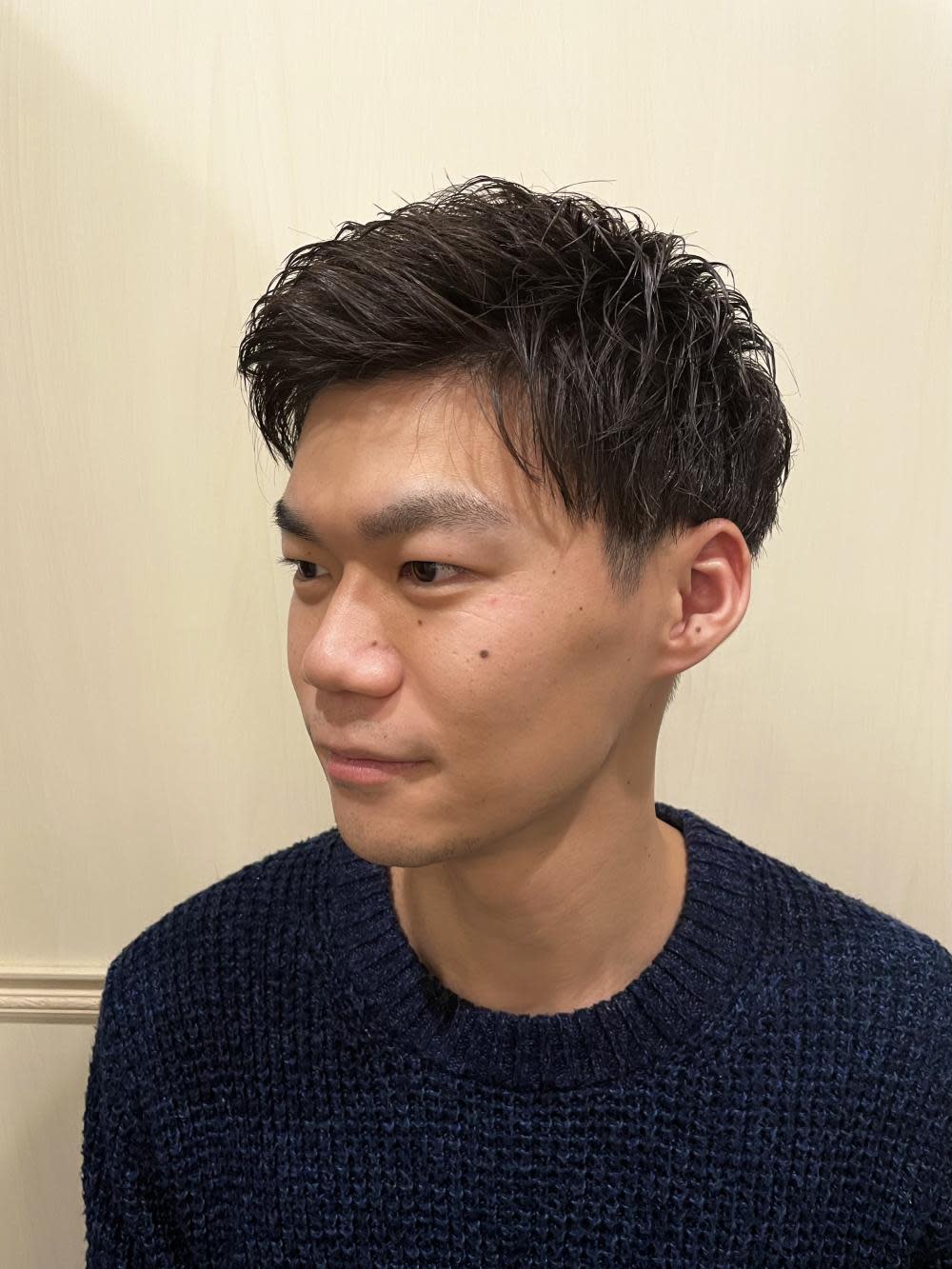 グレイスフルバーバー プラチナム【グレイスフルバーバー プラチナム】のスタイル紹介。ツーブロックアイロンパーマ束感アップバングショート