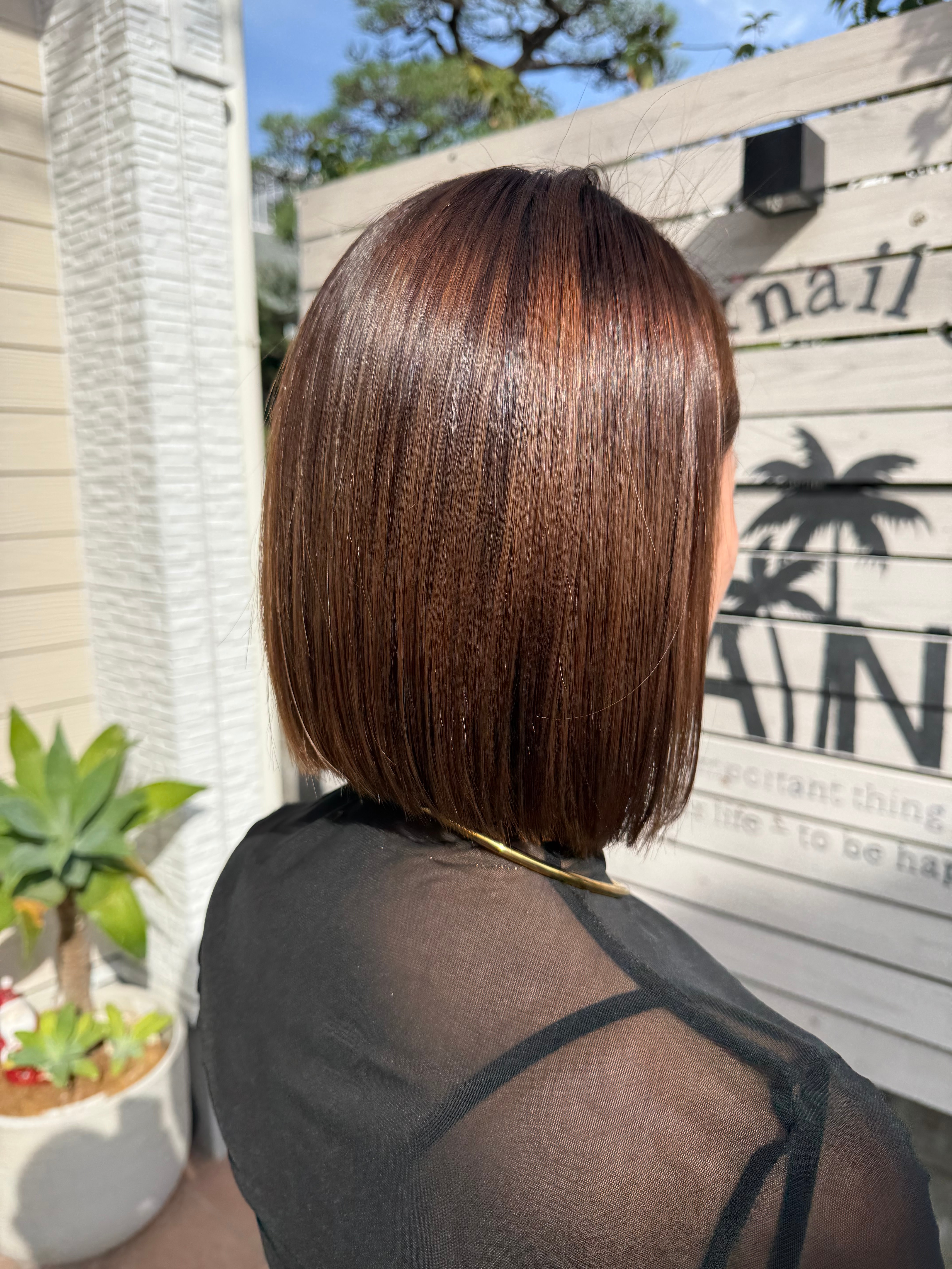 LANI hair&nail【ラニヘアアンドネイル】のスタイル紹介。ナチュラルな切りっぱなし前下がりボブ