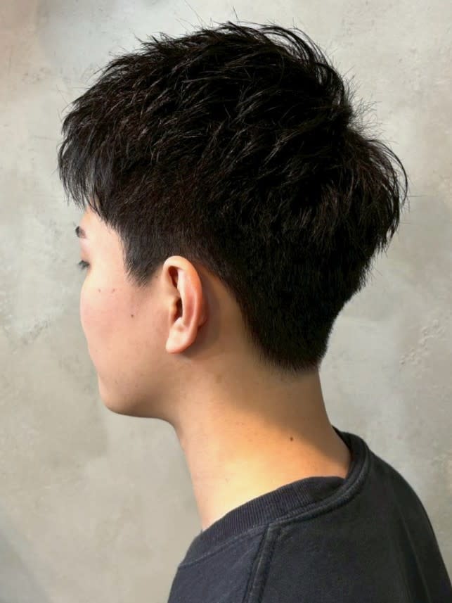 完全個室 THIS IS BARBER 3rd【カンゼンコシツ ディスイズバーバーサード】のスタイル紹介。黒髪ショート アップバング ビジネスヘア 爽やか 20代