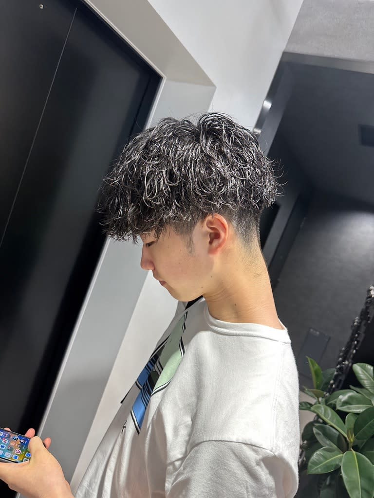 BLUCK Men's hair 渋谷【ブラック メンズヘア シブヤ】【ブラックメンズヘア シブヤ】のスタイル紹介。ニュアンスフェザー渋谷駅/学割U24/メンズサロン/フェザー