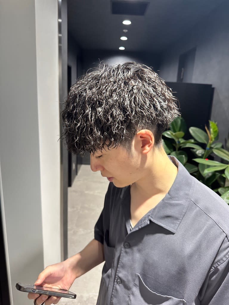 BLUCK Men's hair 渋谷【ブラック メンズヘア シブヤ】【ブラックメンズヘア シブヤ】のスタイル紹介。ニュアンスフェザー渋谷駅/学割U24/メンズサロン/フェザー