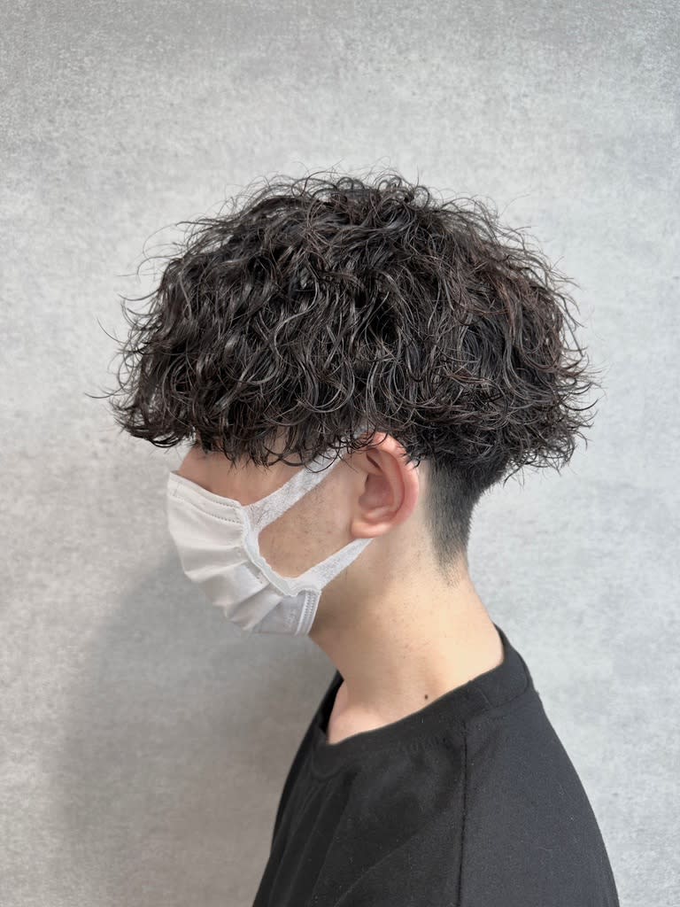 BLUCK Men's hair 渋谷【ブラック メンズヘア シブヤ】【ブラックメンズヘア シブヤ】のスタイル紹介。ニュアンスフェザー渋谷駅/学割U24/メンズサロン/フェザー