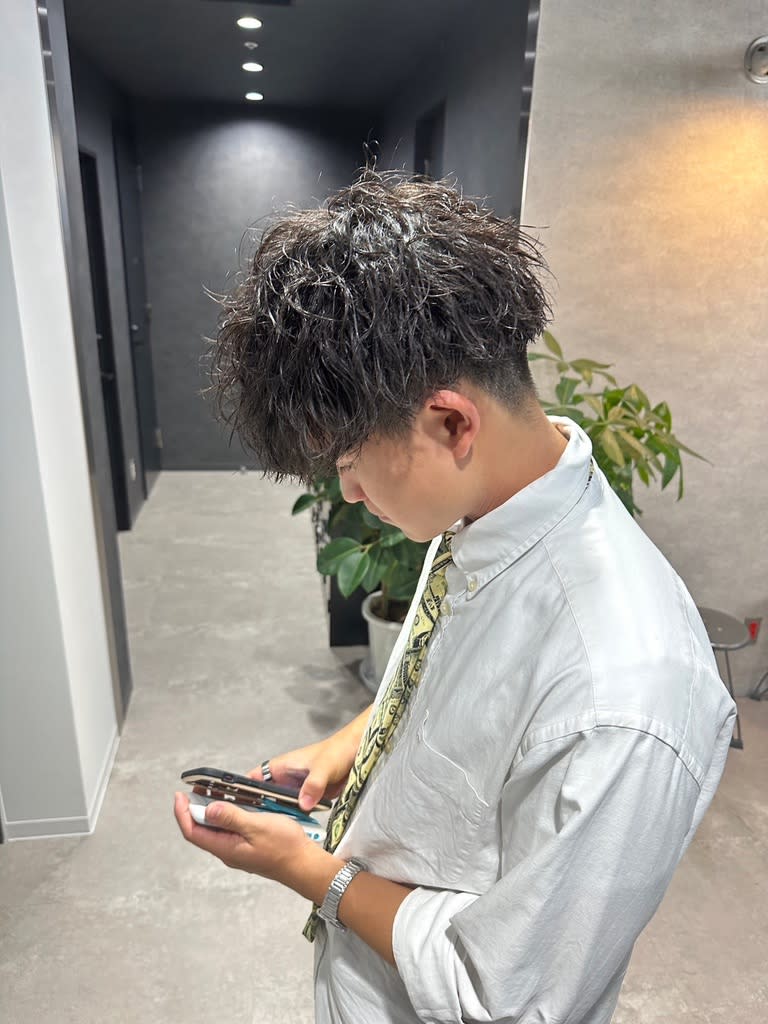 BLUCK Men's hair 渋谷【ブラック メンズヘア シブヤ】【ブラックメンズヘア シブヤ】のスタイル紹介。ニュアンスフェザー渋谷駅/学割U24/メンズサロン/フェザー