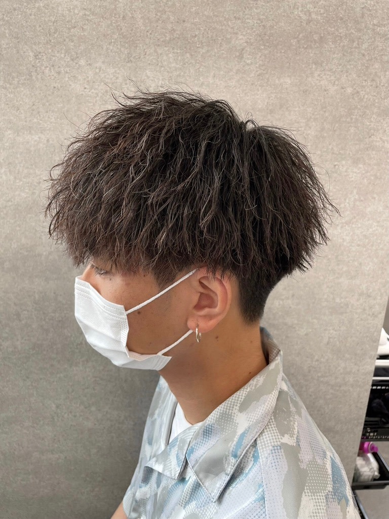 BLUCK Men's hair 渋谷【ブラック メンズヘア シブヤ】【ブラックメンズヘア シブヤ】のスタイル紹介。ニュアンスフェザー渋谷駅/学割U24/メンズサロン/フェザー