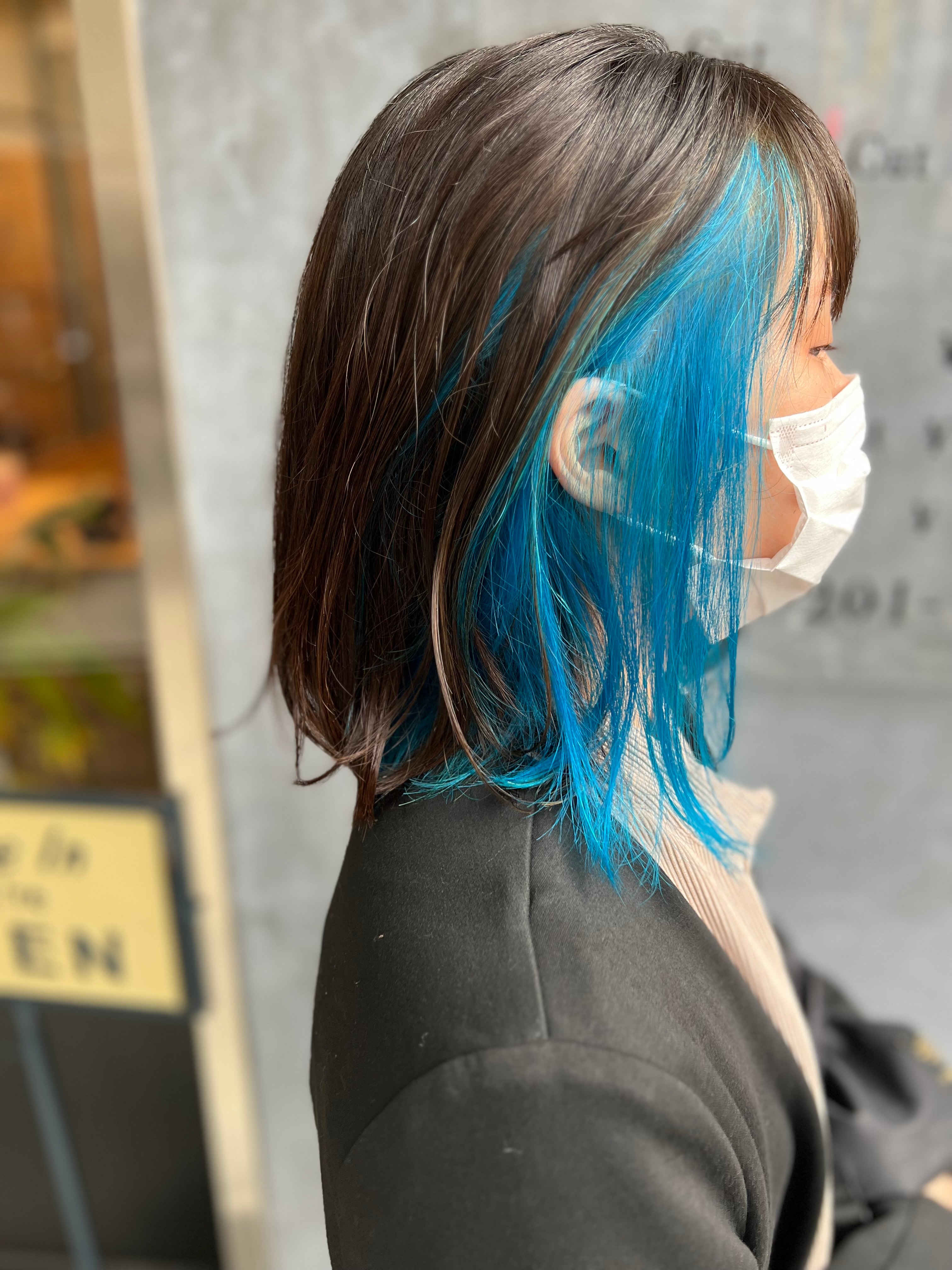 BUZZIot/h【バジオットエイチ】のスタイル紹介。シアーブルーのインナーカラーボブ