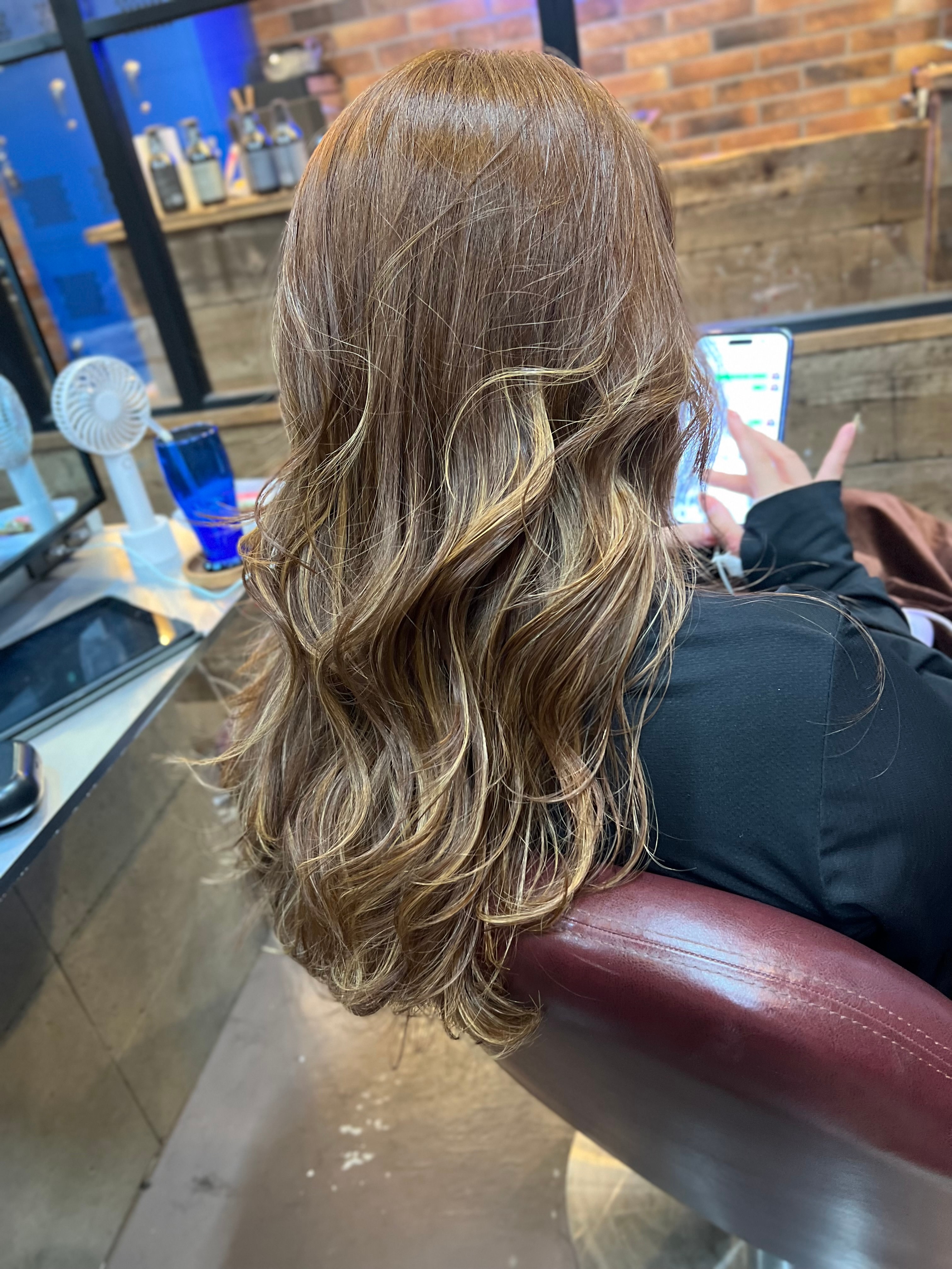 BUZZIot/h【バジオットエイチ】のスタイル紹介。ミルキーハイライトロング