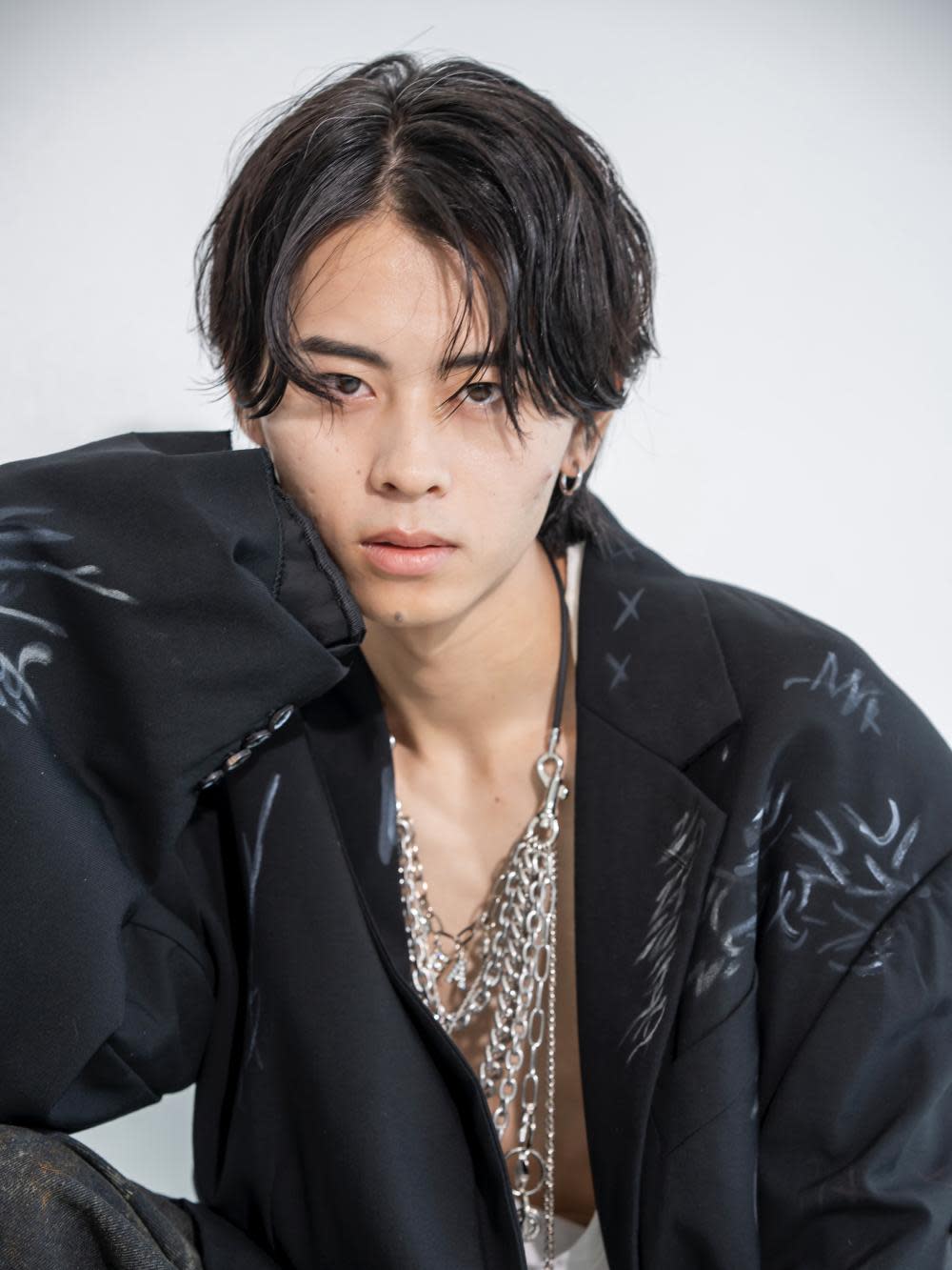 MEN'S SOURCE 高槻【メンズ ソース タカツキ】のスタイル紹介。黒髪×韓国風センターパート/メンズ