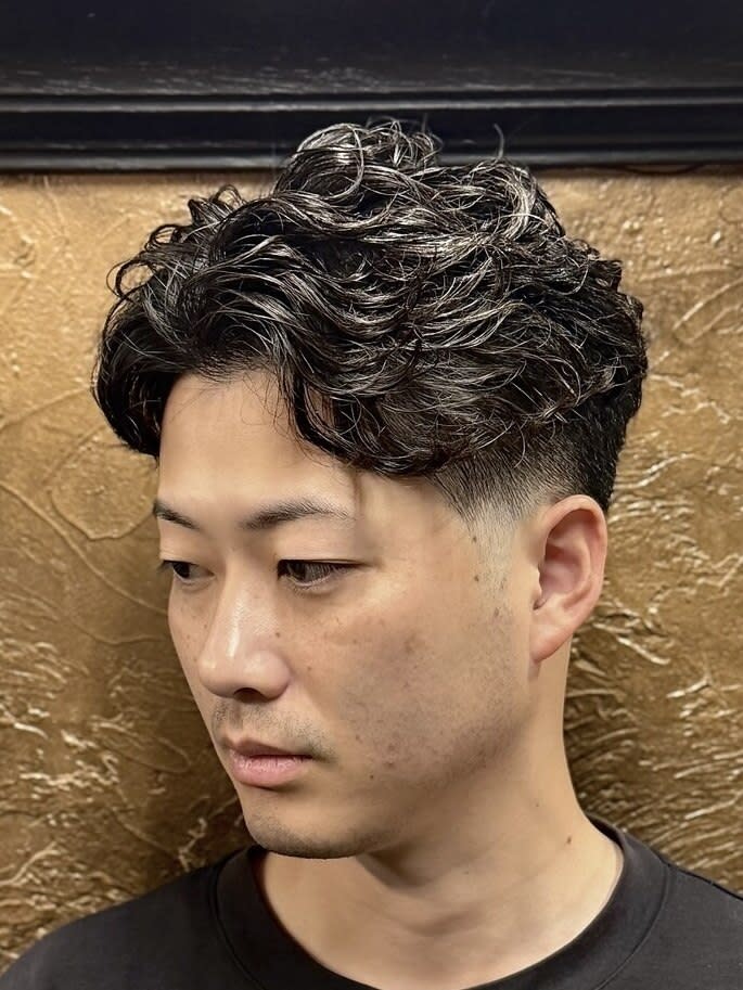銀座shino~灯~HANARE メンズ 理容室 barber【トモシビ ハナレ バーバー 】【ギンザシノトモシビハナレメンズリヨウシツバーバー】のスタイル紹介。ウェーブパーマ