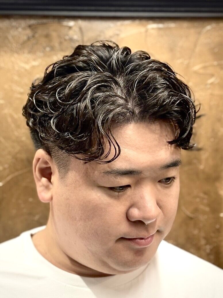 銀座shino~灯~HANARE メンズ 理容室 barber【トモシビ ハナレ バーバー 】【ギンザシノトモシビハナレメンズリヨウシツバーバー】のスタイル紹介。ウェーブパーマスタイル