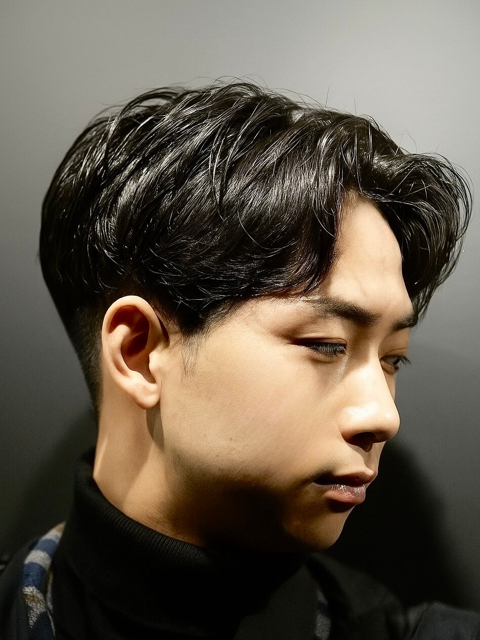 銀座shino~灯~HANARE メンズ 理容室 barber【トモシビ ハナレ バーバー 】【ギンザシノトモシビハナレメンズリヨウシツバーバー】のスタイル紹介。毛流れパーマスタイル