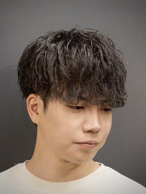 銀座shino~灯~HANARE メンズ 理容室 barber【トモシビ ハナレ バーバー 】【ギンザシノトモシビハナレメンズリヨウシツバーバー】のスタイル紹介。ダウンバングパーマスタイル