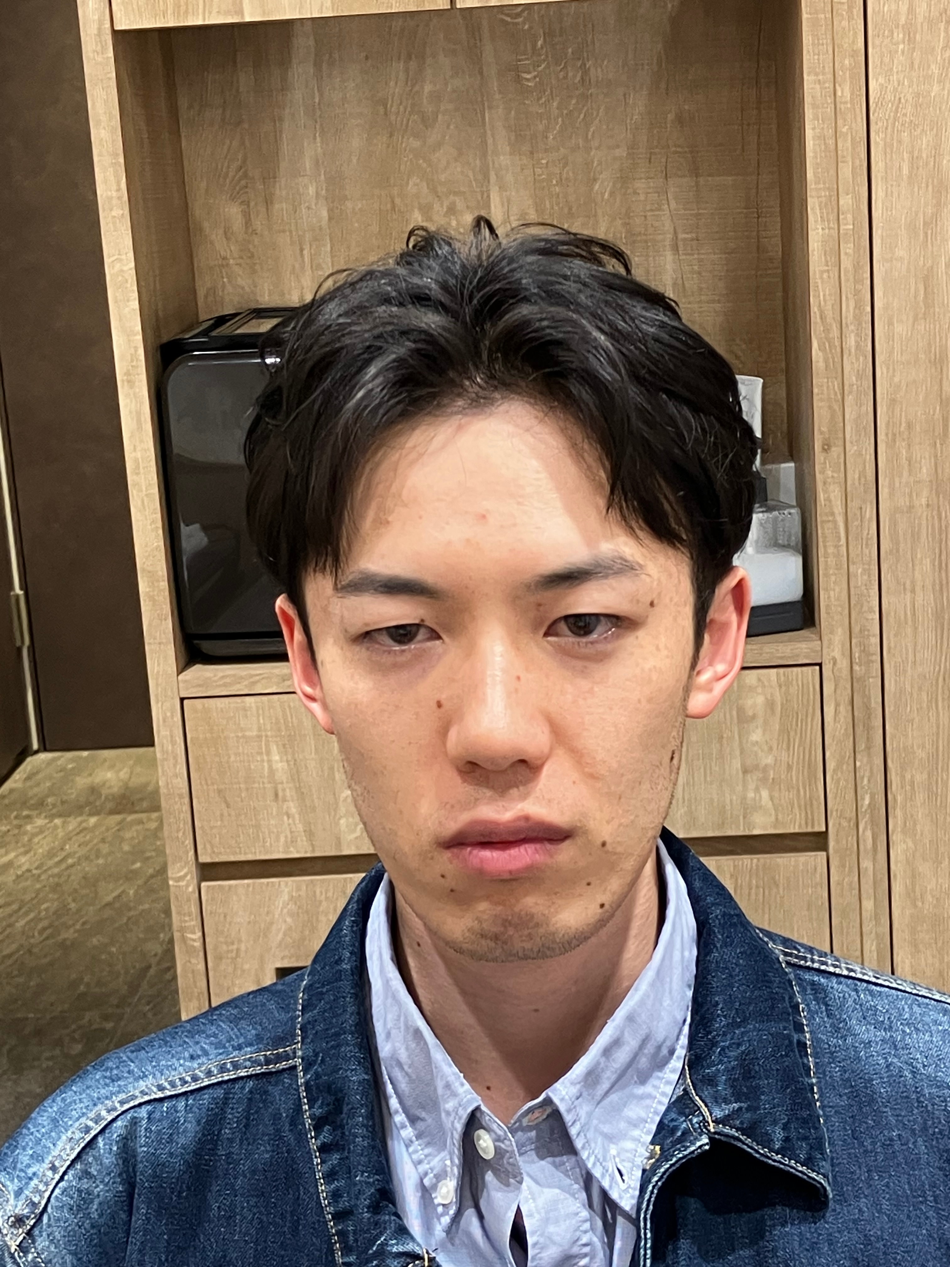 Pu-ro Barber【プーロバーバー】のスタイル紹介。フェザーパーマ風センターパート