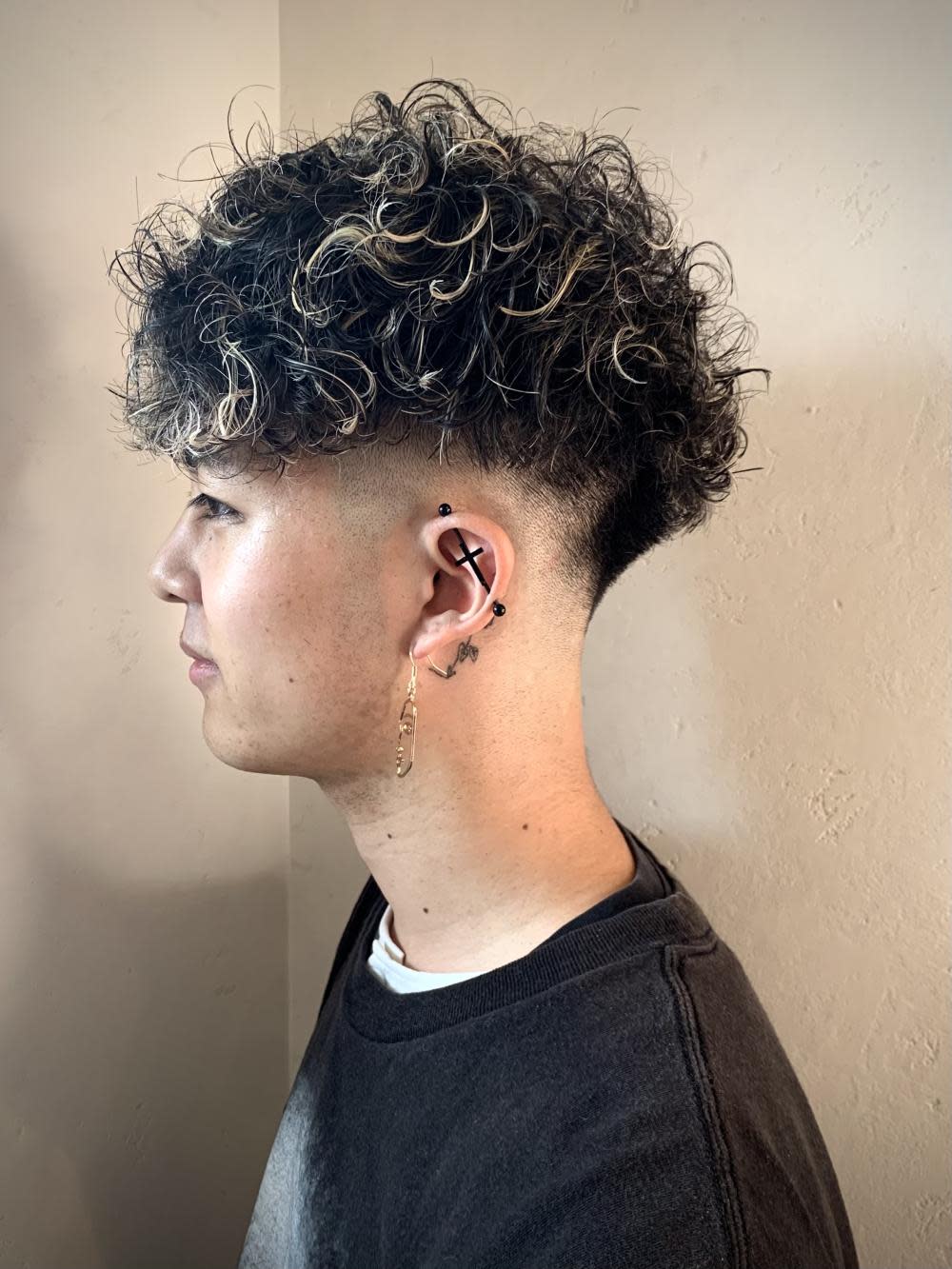 bococa by KENJE/メンズカット｜フェード【ボコカバイケンジ】のスタイル紹介。メンズカットスパイラルパーマハイライトカラー