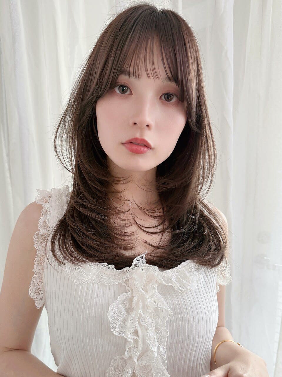 Violet【バイオレット】のスタイル紹介。内巻きミディアムレイヤーカットミディレイヤーハッシュカット