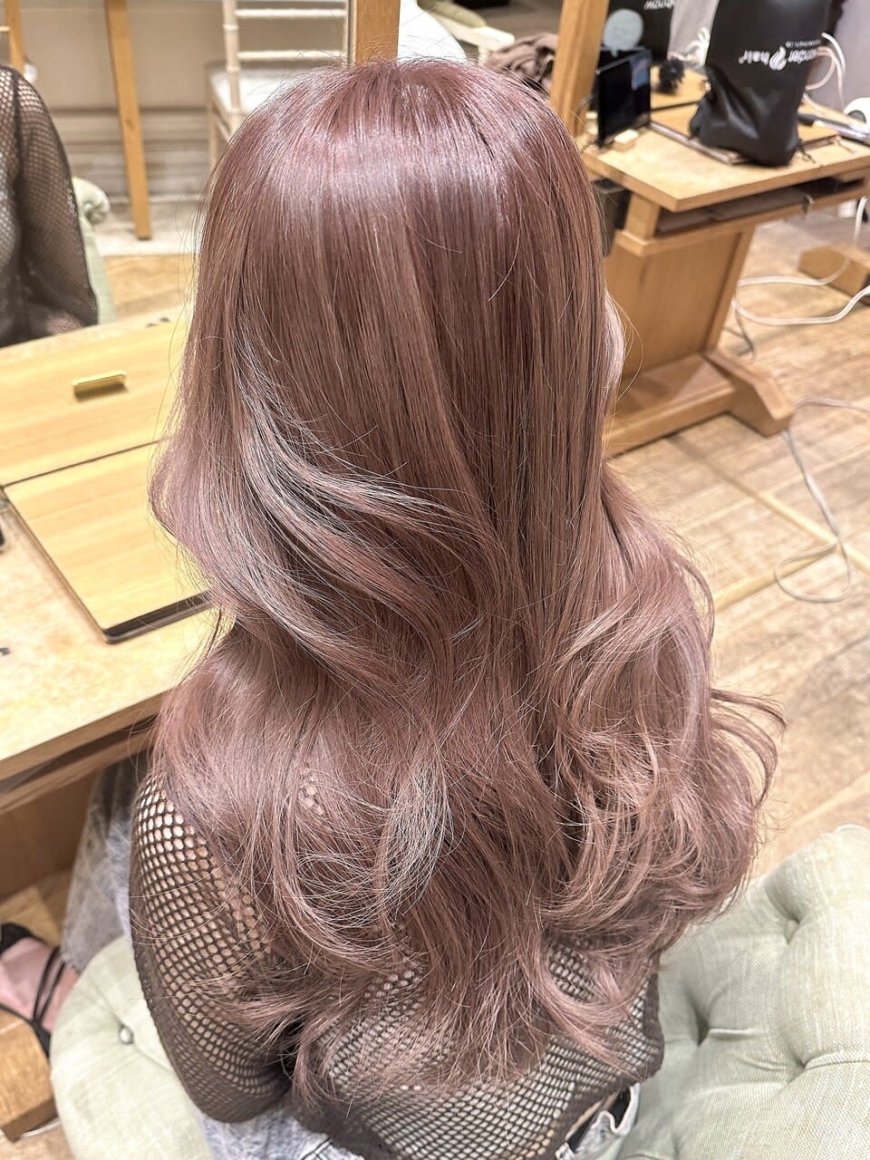 Violet【バイオレット】のスタイル紹介。ミルクティーピンクブリーチデザインカラーロングレイヤーカット