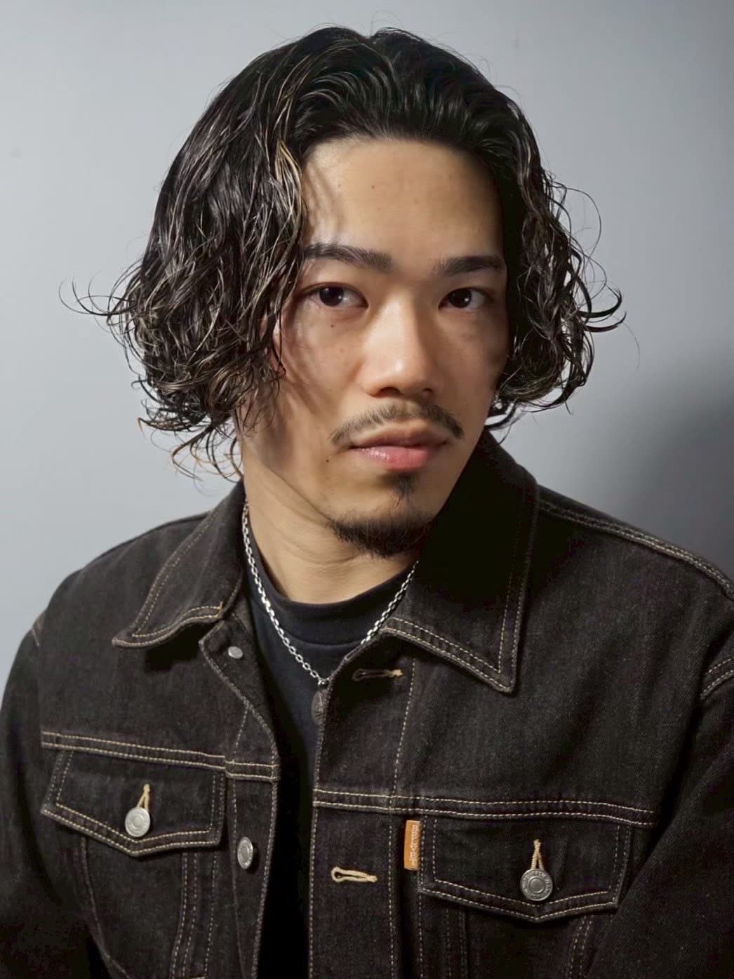 HIROGINZA東京駅八重洲口店【ヒロギンザトウキョウエキヤエスグチテン】のスタイル紹介。スパイラル/センターパート/メンズミディアム