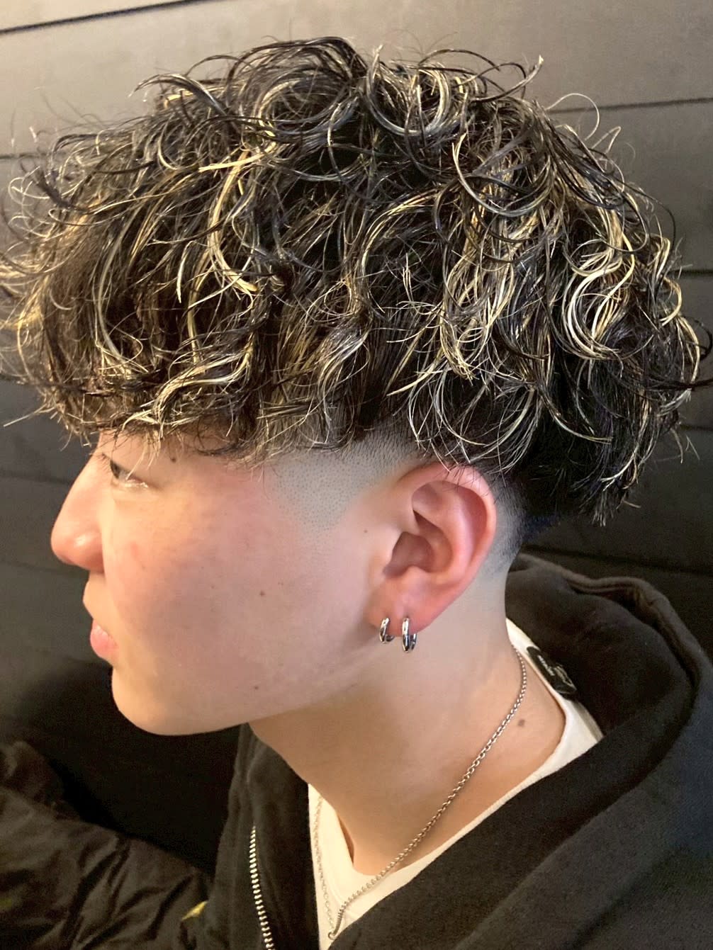 THIS IS BARBER 2nd【ディスイズバーバーセカンド】のスタイル紹介。ハイライト スキンフェード スパイラルパーマ 波巻きパーマ