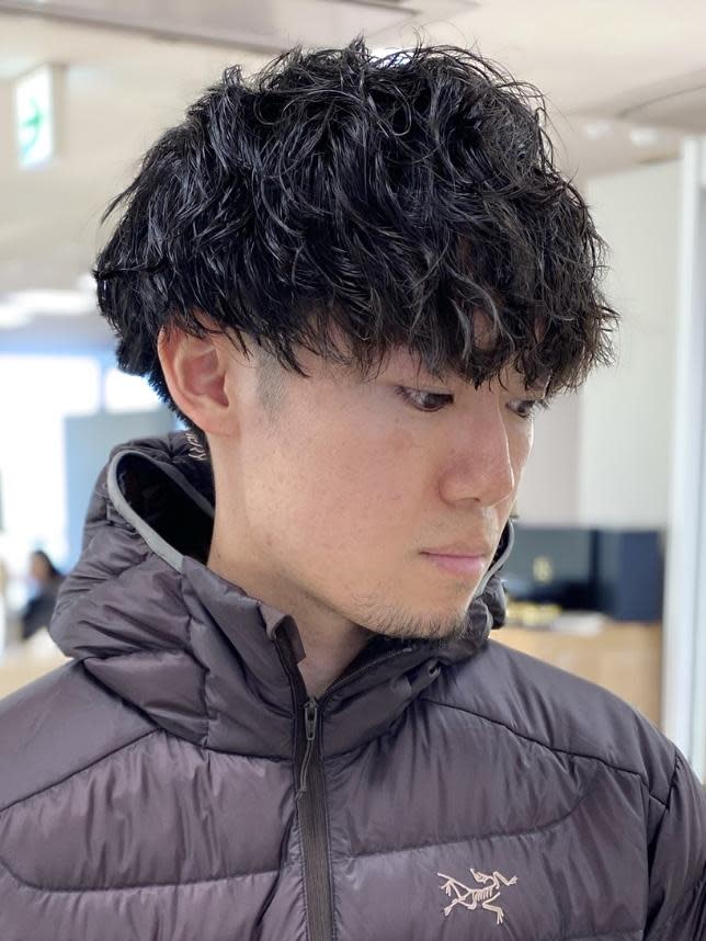 Charm by KENJE【シャルム　バイ　ケンジ】のスタイル紹介。メンズパーマ波巻きツイストスパイラル刈り上げセンターパート