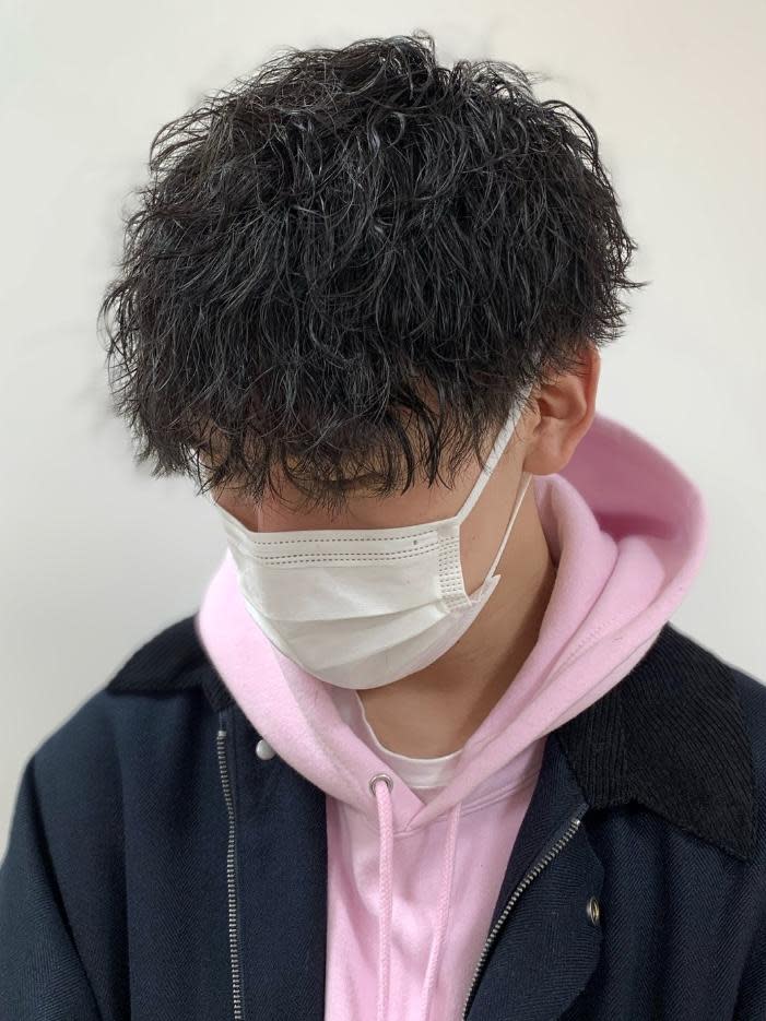 Charm by KENJE【シャルム　バイ　ケンジ】のスタイル紹介。メンズパーマ波巻きツイストスパイラル刈り上げセンターパート