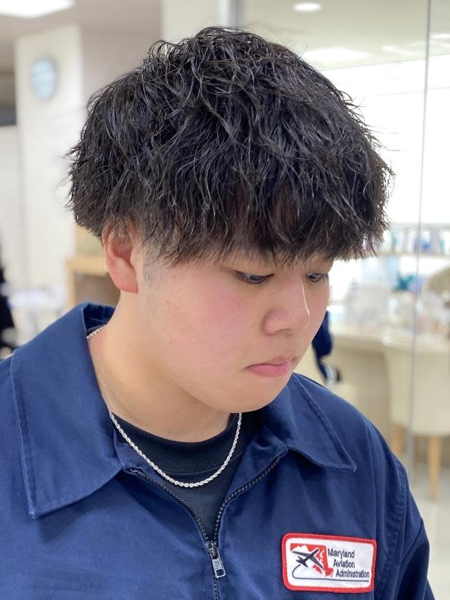 Charm by KENJE【シャルム　バイ　ケンジ】のスタイル紹介。メンズパーマ波巻きツイストスパイラル刈り上げセンターパート