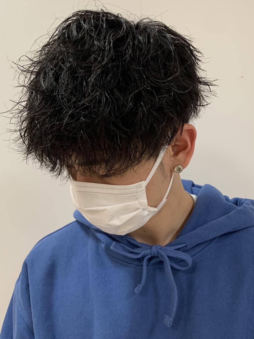 Charm by KENJE【シャルム　バイ　ケンジ】のスタイル紹介。メンズパーマ波巻きツイストスパイラル刈り上げセンターパート