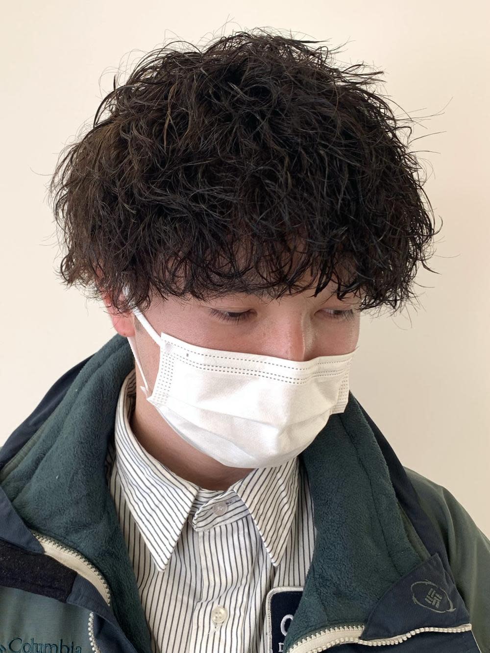 Charm by KENJE【シャルム　バイ　ケンジ】のスタイル紹介。メンズパーマ波巻きツイストスパイラル刈り上げセンターパート