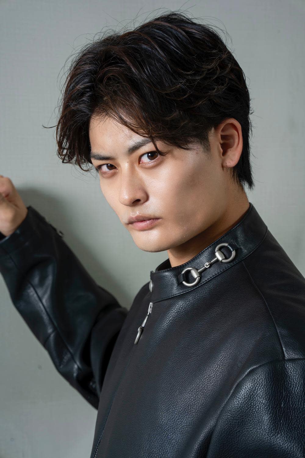 MEN'S SOURCE 高槻【メンズ ソース タカツキ】のスタイル紹介。フェザーパーマ×センターパート/メンズ