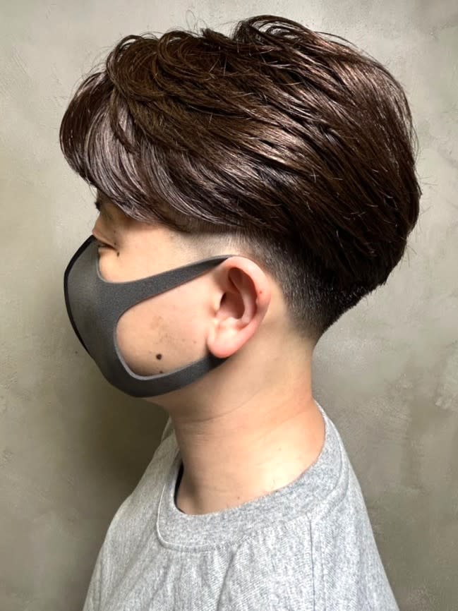 完全個室 THIS IS BARBER 3rd【カンゼンコシツ ディスイズバーバーサード】のスタイル紹介。毛流れパーマ ツーブロック センターパート ブラウンカラー
