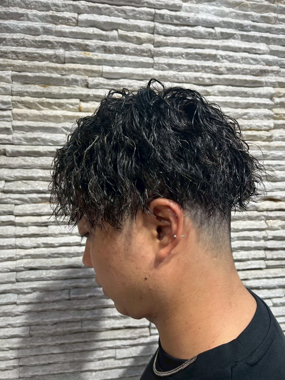 Vis Hair＆Beauty 西新井店【ビス ヘア アンド ビューティー】【ビス ヘアアンドビューティー】のスタイル紹介。濡れ感ツイスト風パーマ×フェード