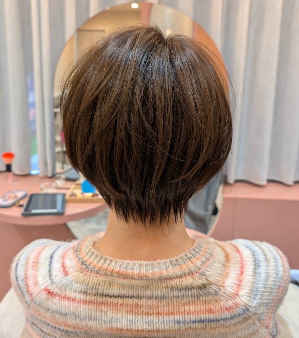 Flowers【フラワーズ】のスタイル紹介。トップふんわりショート　顔まわりレイヤー　