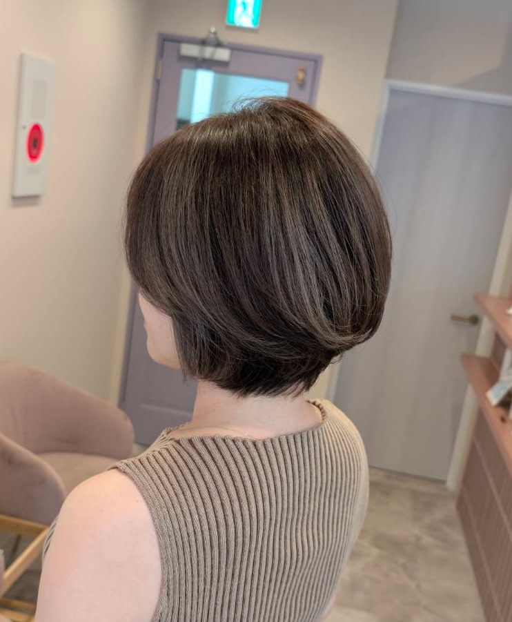 Flowers【フラワーズ】のスタイル紹介。ショートボブ　レイヤー　白髪ぼかし