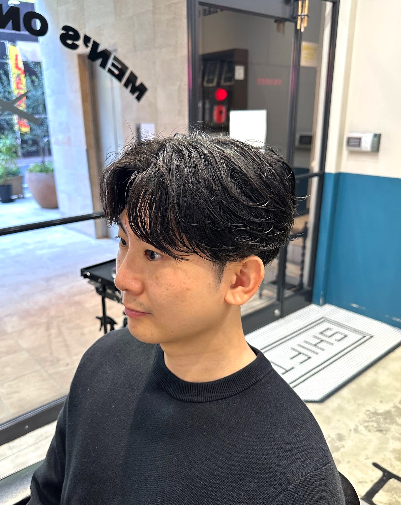 MENS ONLYSALON SHIFT(メンズサロン)【メンズオンリーサロンシフト】のスタイル紹介。毛流れセンターパート【SHIFT】