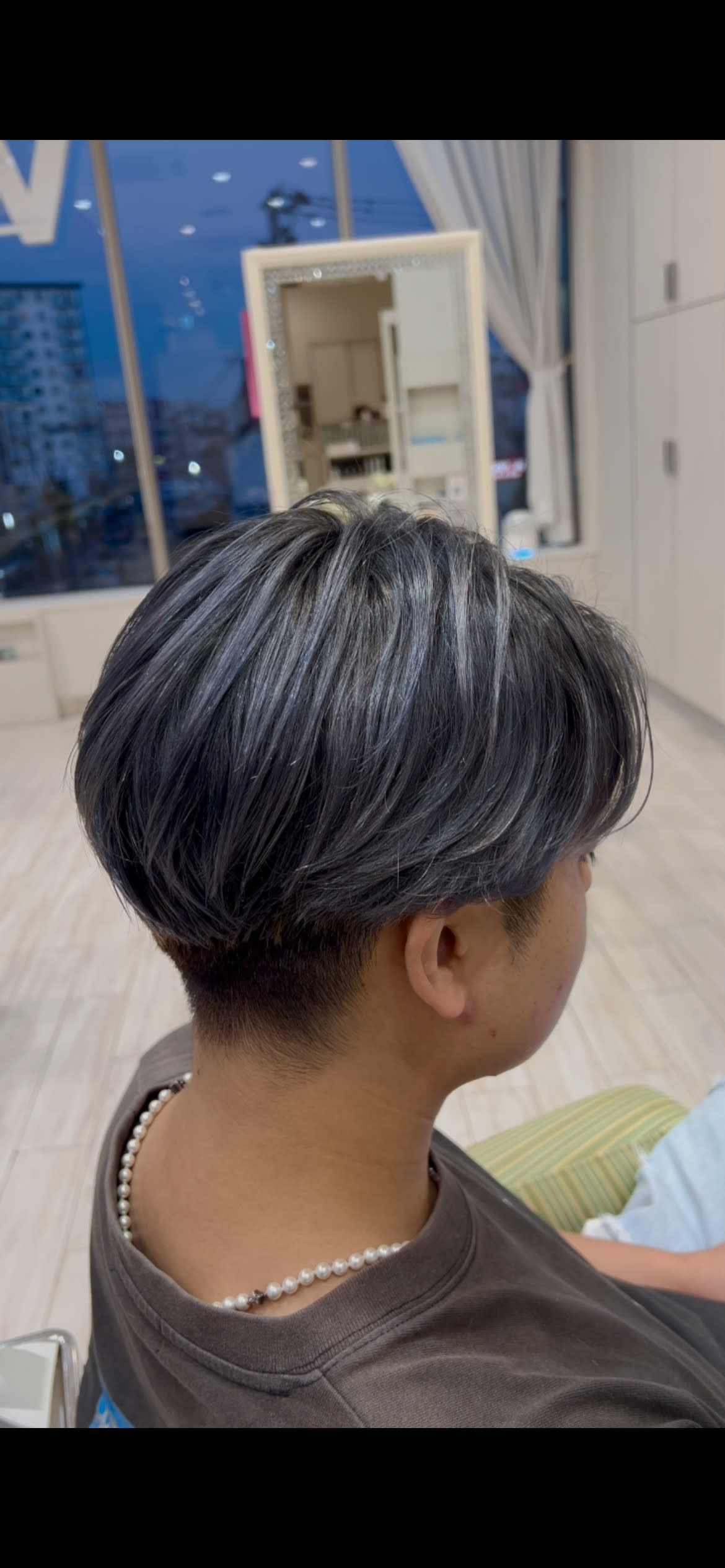 Vis Hair＆Beauty 西新井店【ビス ヘア アンド ビューティー】【ビス ヘアアンドビューティー】のスタイル紹介。シルバーアッシュの上品ツーブロック