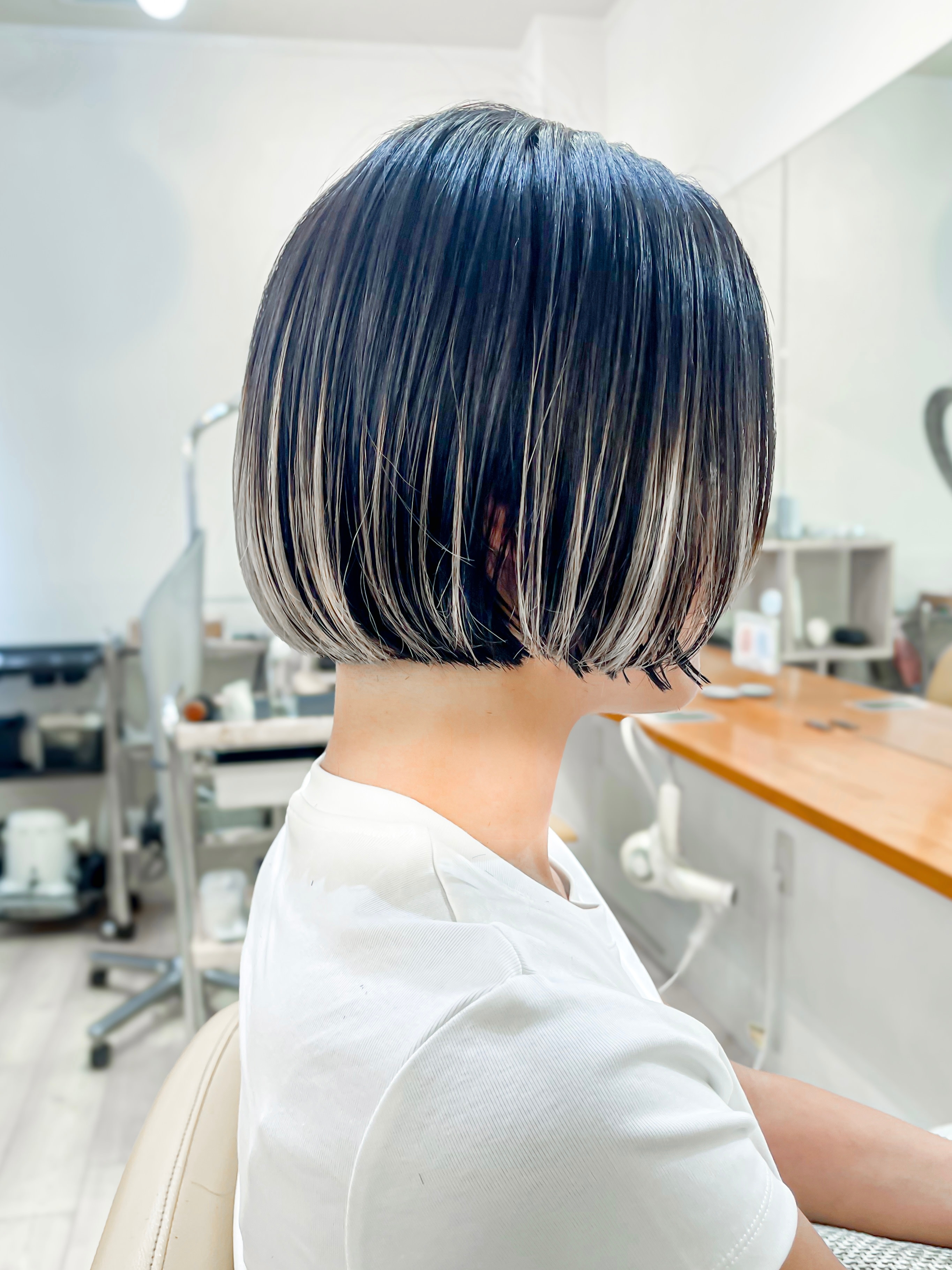 モリオ・フロム・ロンドン成増店【モリオフロムロンドンナリマステン】のスタイル紹介。【morio成増 セリザワ】ぱっつんボブ 毛先ブリーチカラー