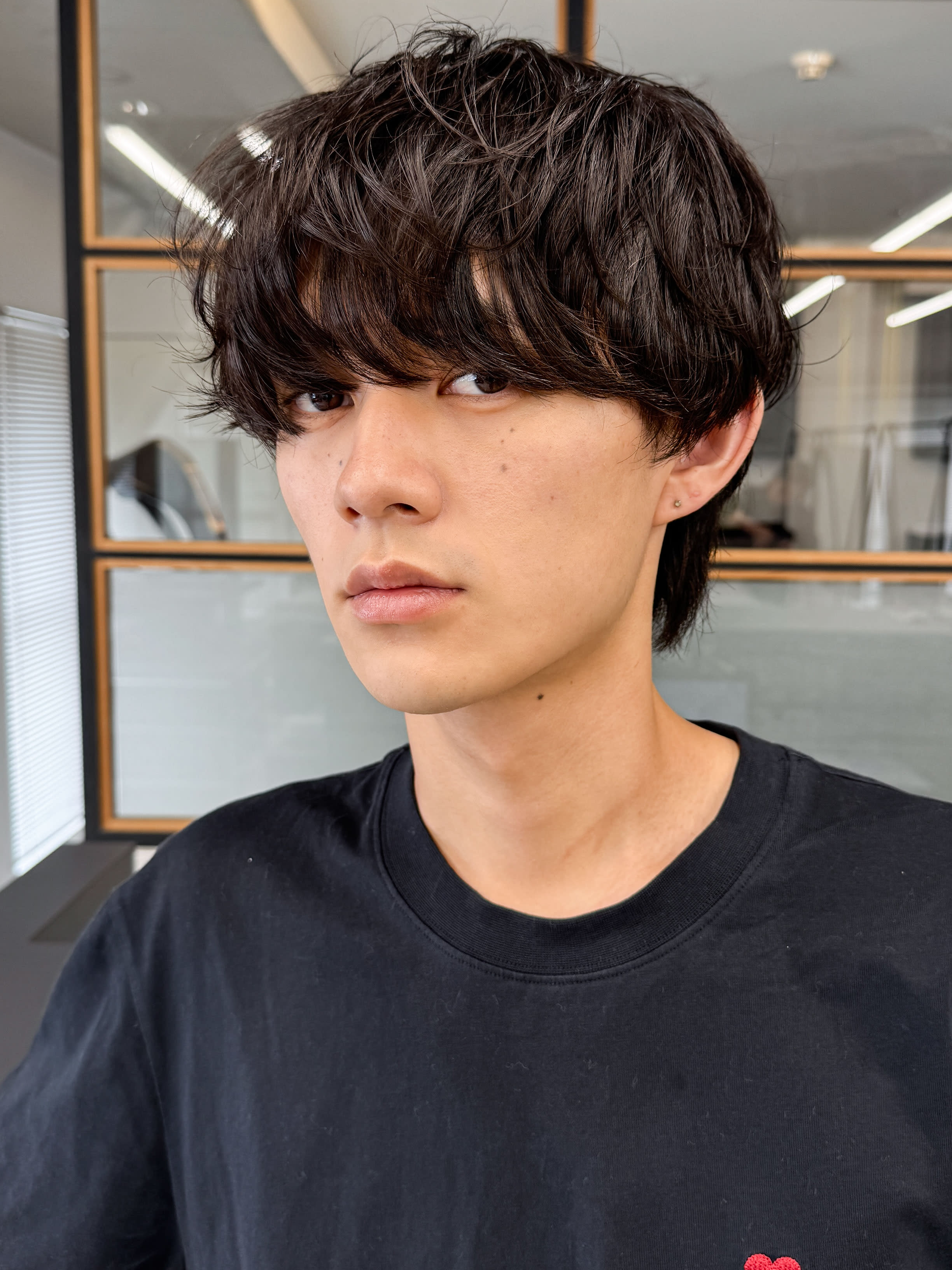 L men's 渋谷 メンズカット/眉毛/メンズ パーマ/ニュアンスパーマ【エル メンズ】のスタイル紹介。爽やかナチュラルパーマセンターパート清潔感冬色カラー