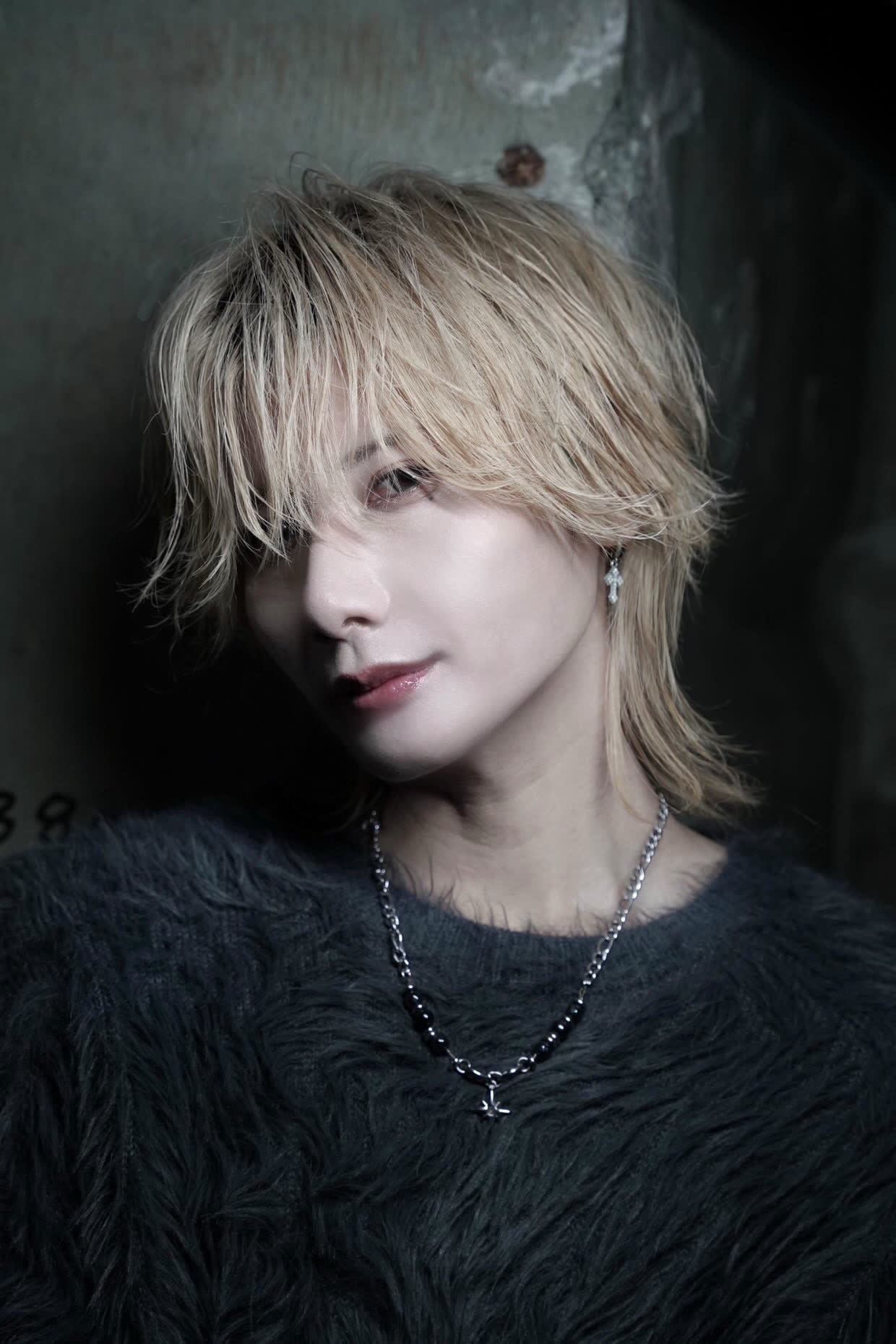 syn【シン】のスタイル紹介。ミディアムウルフ