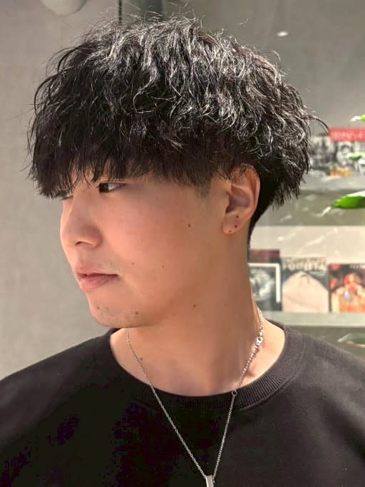 Men's Salon bloc【メンズサロンブロック】のスタイル紹介。ツイストスパイラルパーマ 束感 黒髪 マッシュショート