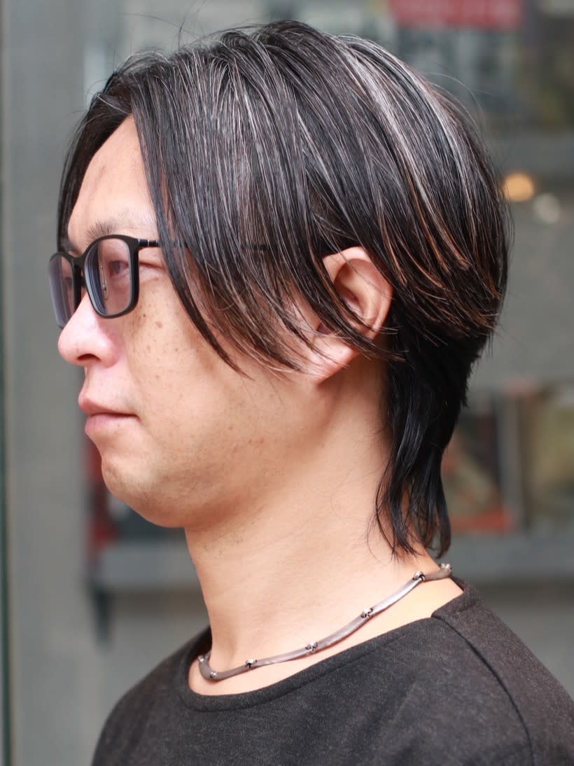 Men's Salon bloc【メンズサロンブロック】のスタイル紹介。ハイライトカラー ウルフカット ミディアム センターパート