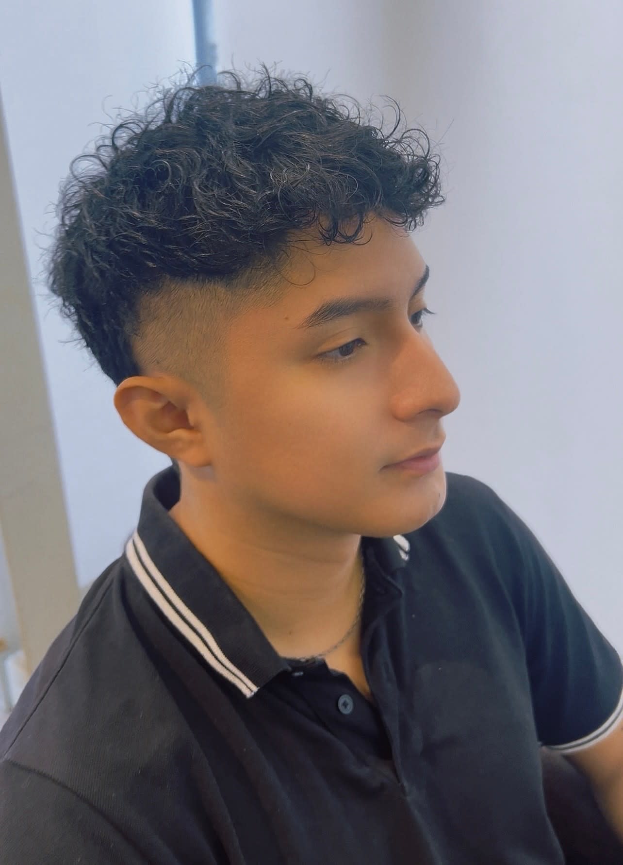 jiji by WORTH WHILE 【ジジ バイ ワースホワイル】【ジジ バイ ワースホワイル】のスタイル紹介。外国人風　クセ毛風パーマ　ヘアスタイル