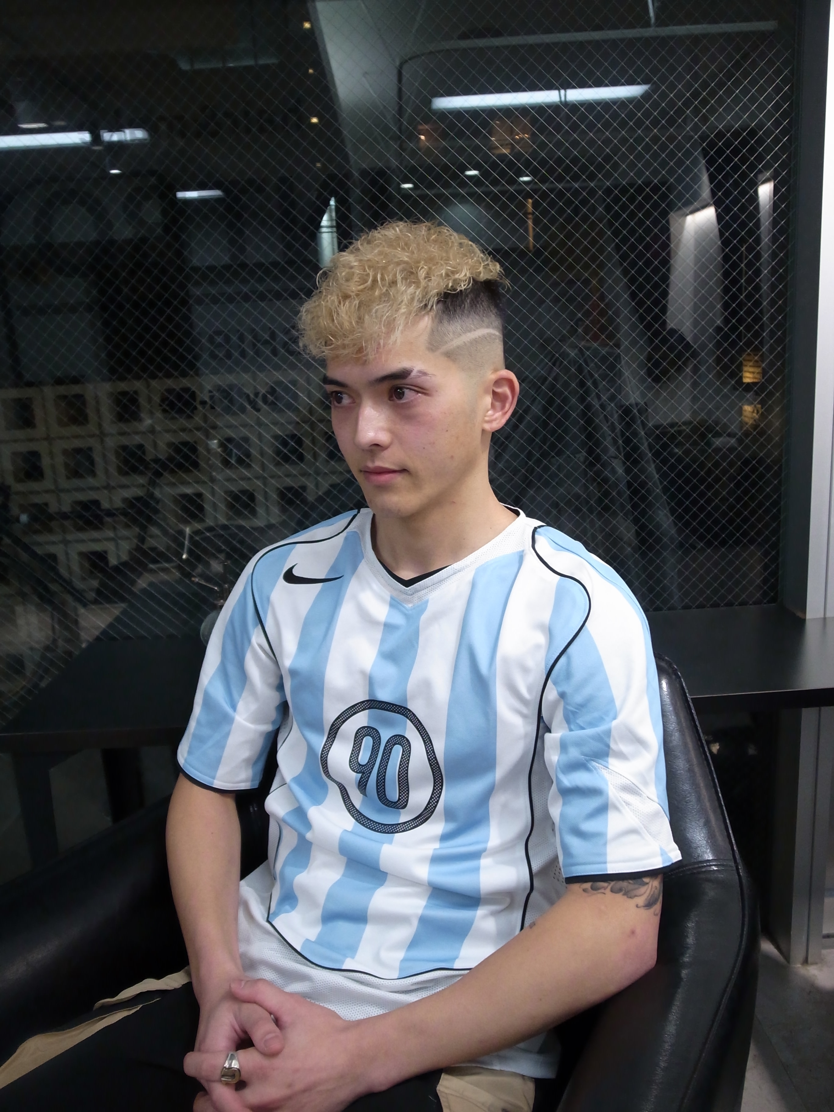 INTRO . by Fi-Ne 渋谷【イントロ バイ フィーネ シブヤ】【イントロ バイ フィーネ シブヤ】のスタイル紹介。バーバーハイトーンブロンドスペインカール