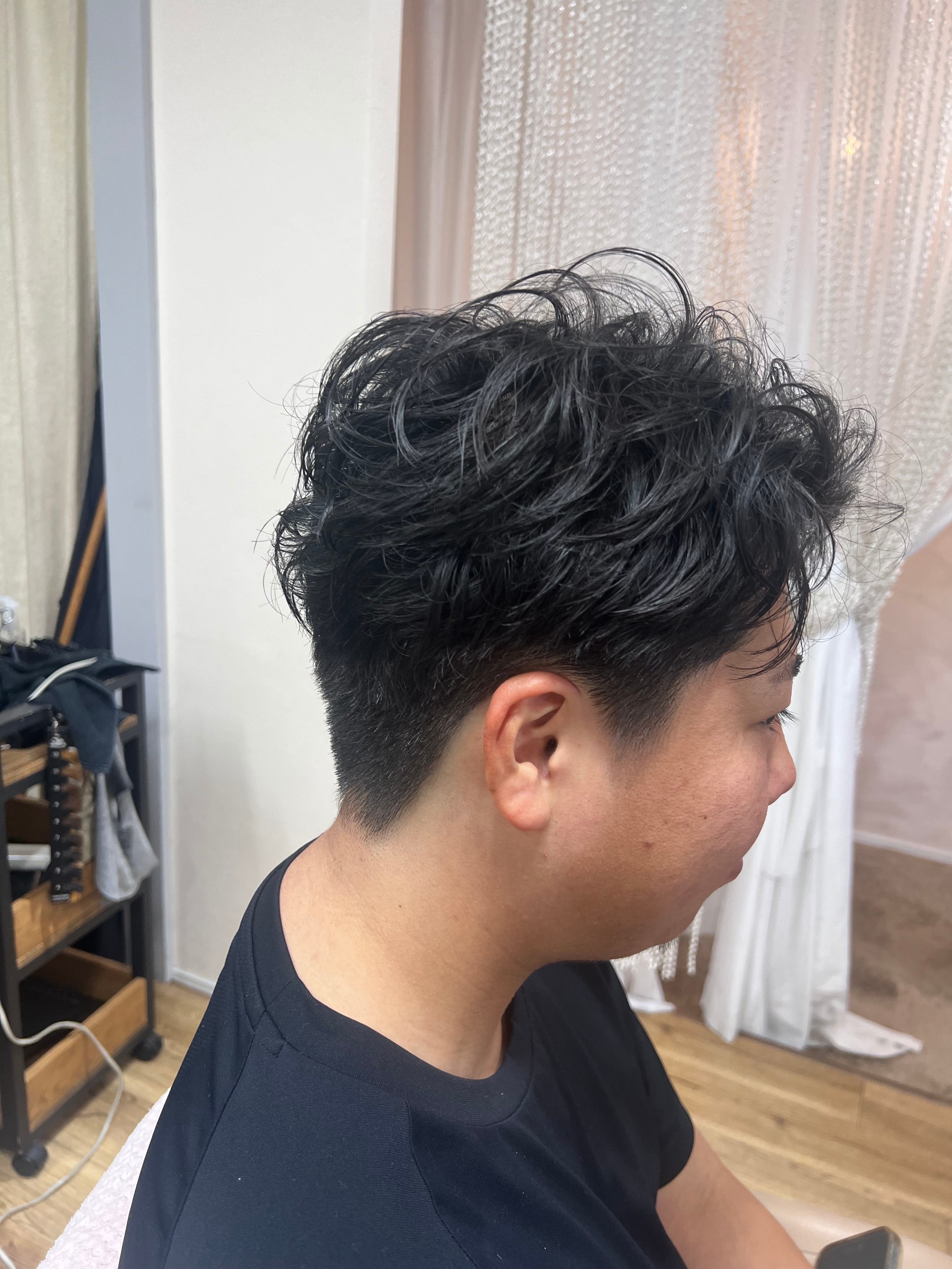 Hair Salon 63【ヘアサロン ロミ】のスタイル紹介。メンズ/黒髪ゆるパーマのナチュラルマッシュ