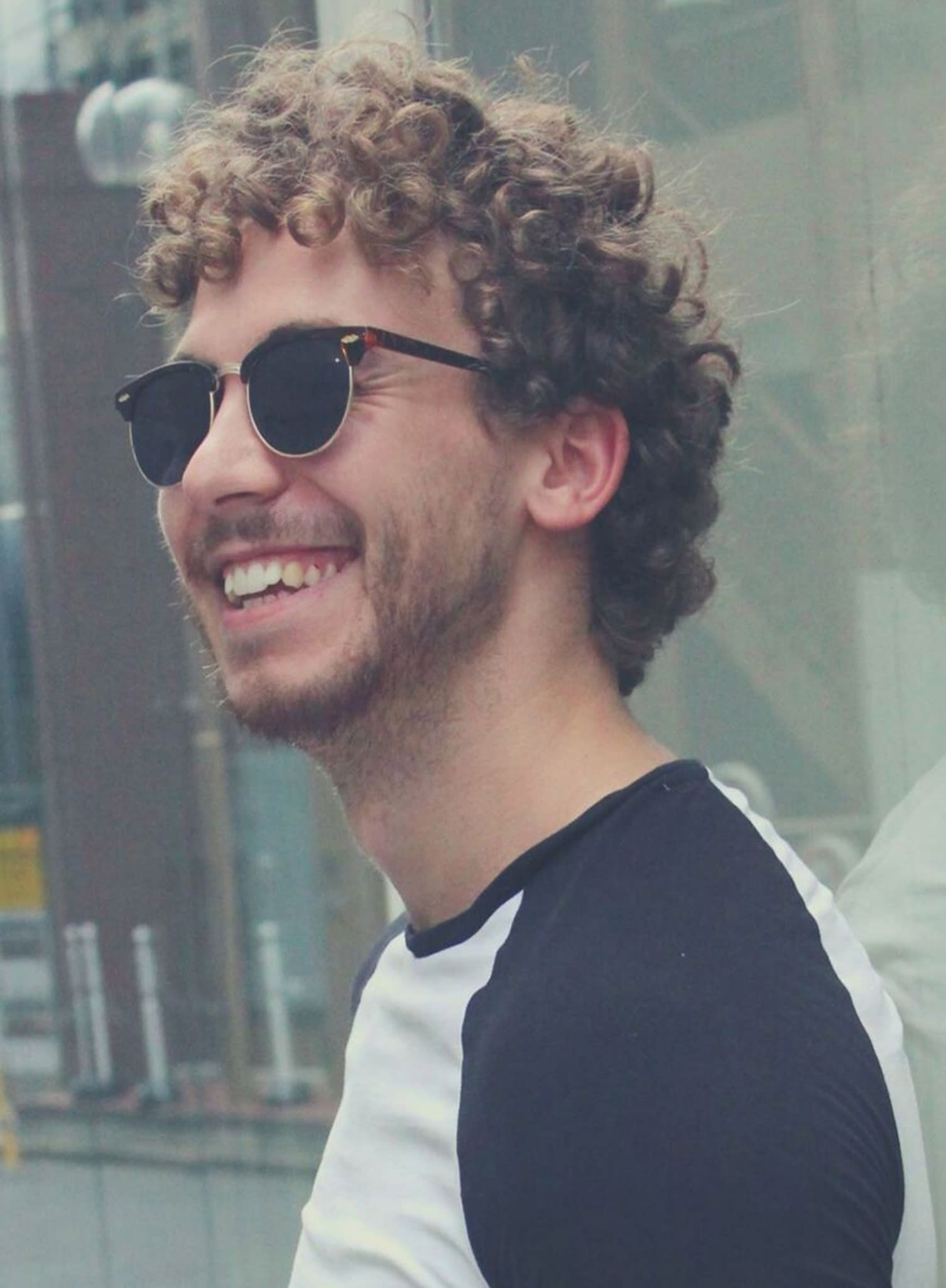 jiji by WORTH WHILE 【ジジ バイ ワースホワイル】【ジジ バイ ワースホワイル】のスタイル紹介。刈り上げセンターパートサーフカール波巻きツイストスパイラル