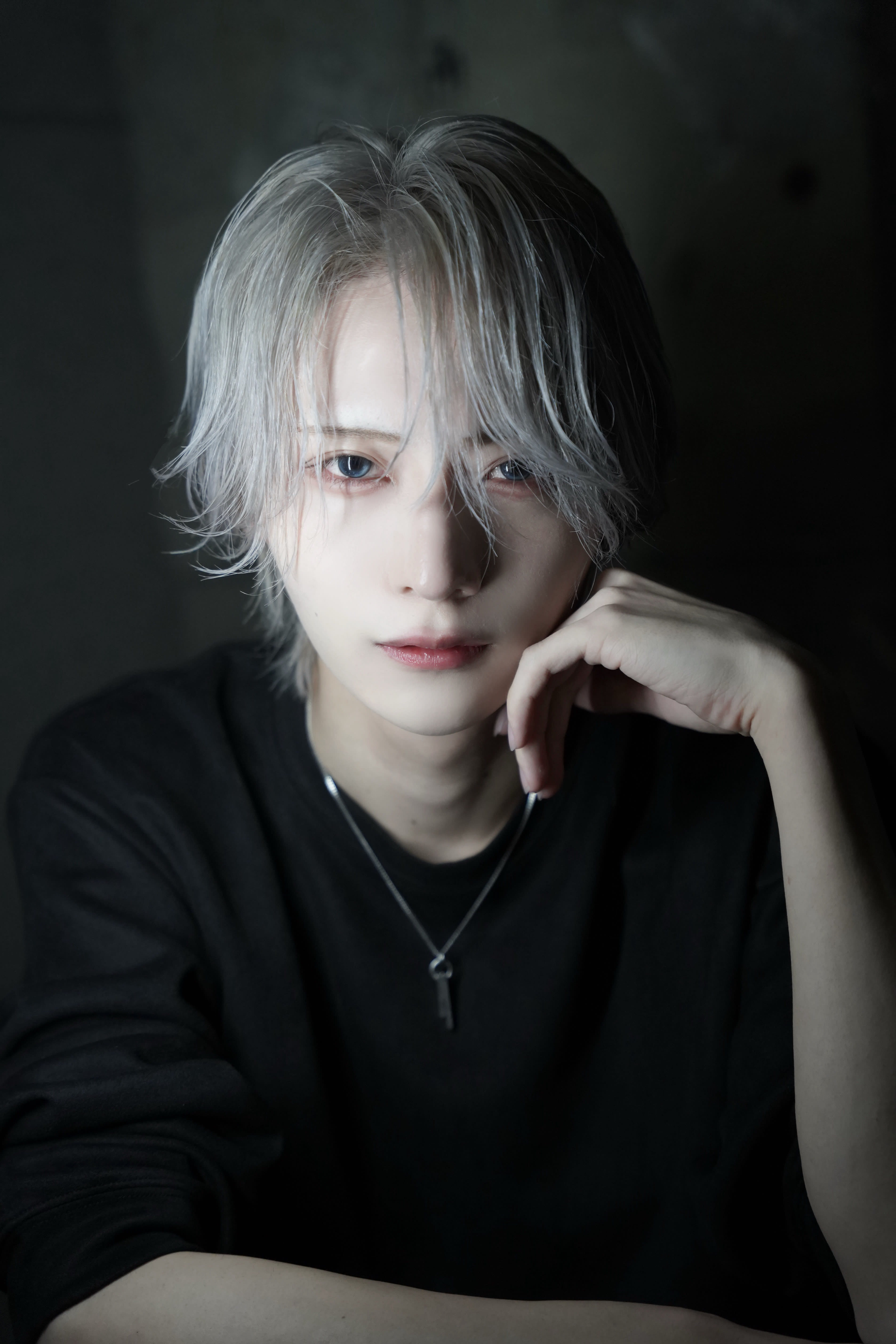 syn【シン】のスタイル紹介。シルバーセンターパート