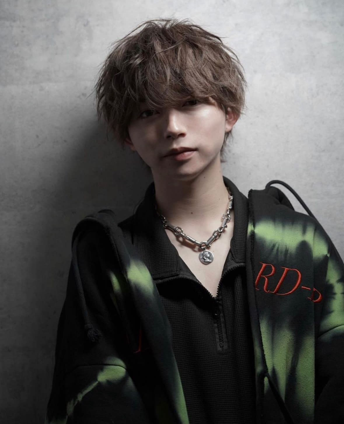 syn【シン】のスタイル紹介。ベージュマッシュ