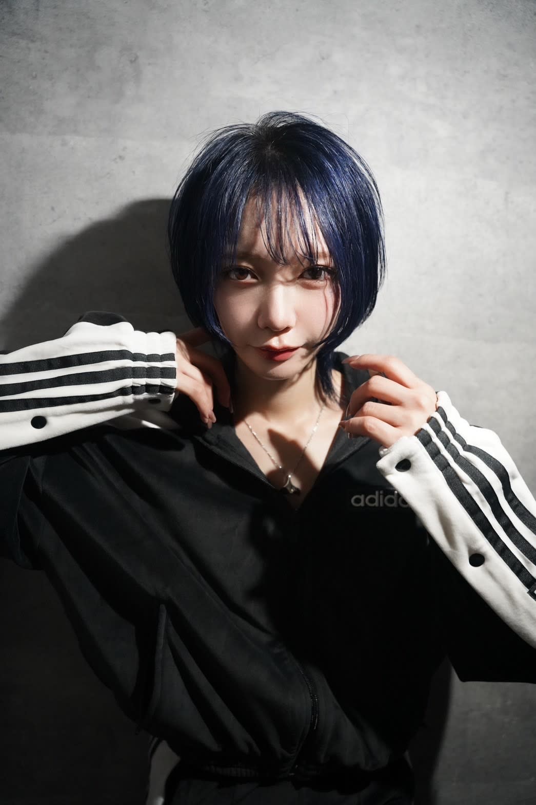 syn【シン】のスタイル紹介。ネイビーウルフヘア