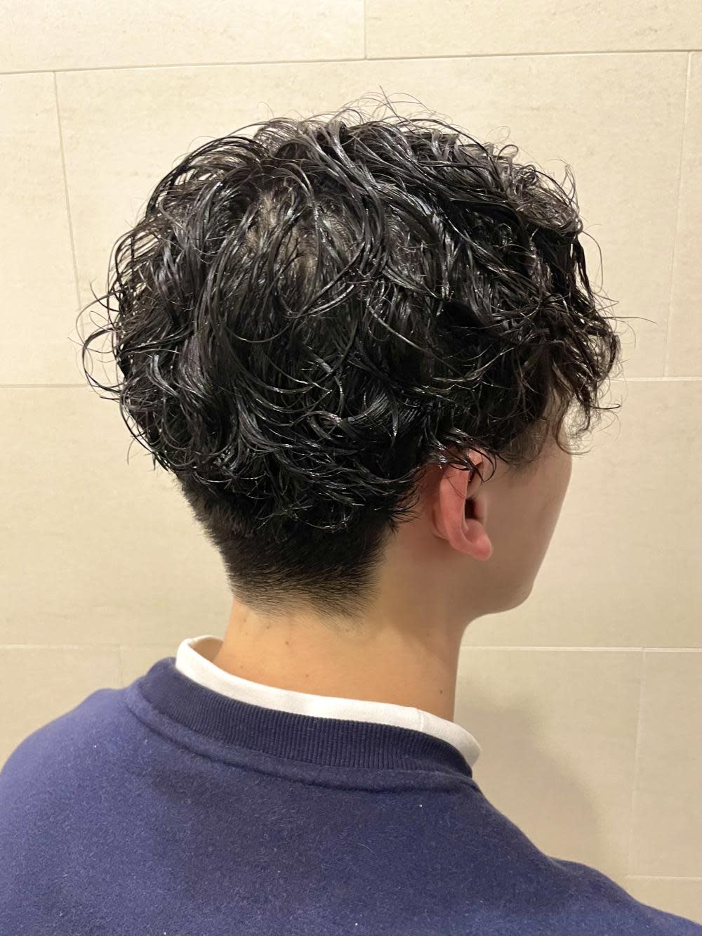 グレイスフルバーバー プラチナム【グレイスフルバーバー プラチナム】のスタイル紹介。センターパート×強めスパイラルパーマ