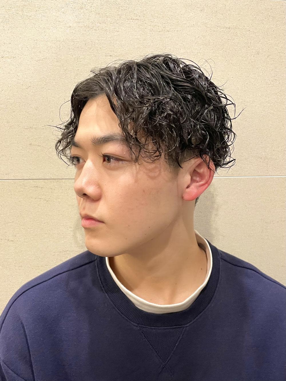 グレイスフルバーバー プラチナム【グレイスフルバーバー プラチナム】のスタイル紹介。センターパート×強めスパイラルパーマ